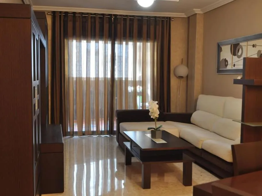 Salón con sofá y salida a la terraza