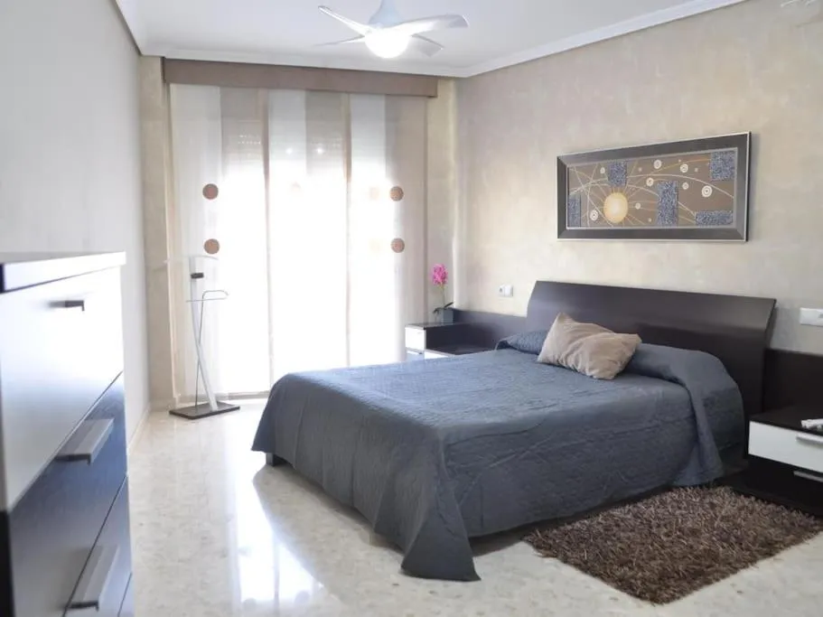 Dormitorio principal con cama de matrimonio
