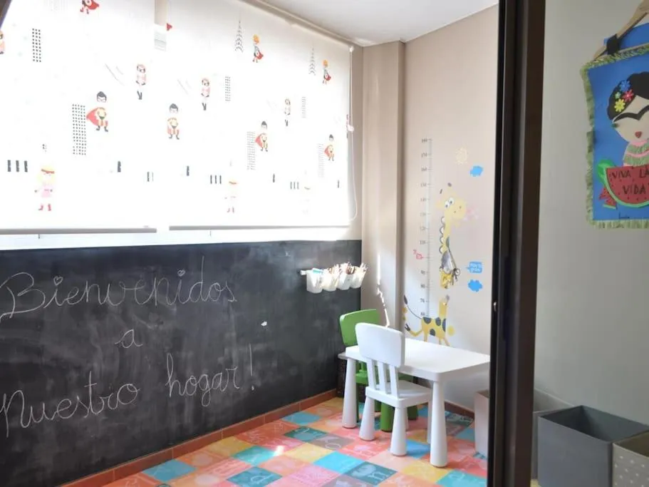 Zona de juegos infantil con pizarra y mesita